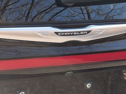 Used 2023 Chrysler Pacifica Touring-L image 35