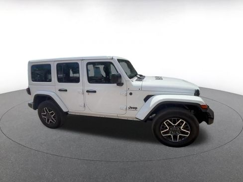 Used 2025 Jeep Wrangler Sahara AWD/4WD image 2