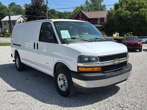 Used 2021 Chevrolet Express 2500 w/ Driver Convenience Package RWD image 3