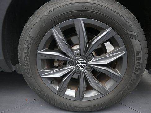 Used 2023 Volkswagen Tiguan SE w/ Panoramic Sunroof Package FWD image 10