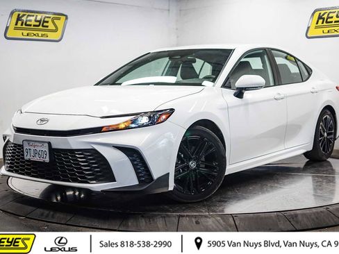 Used 2025 Toyota Camry SE image 1
