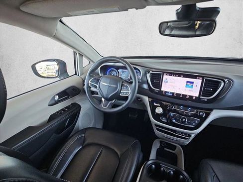 Used 2023 Chrysler Pacifica Touring-L FWD image 10
