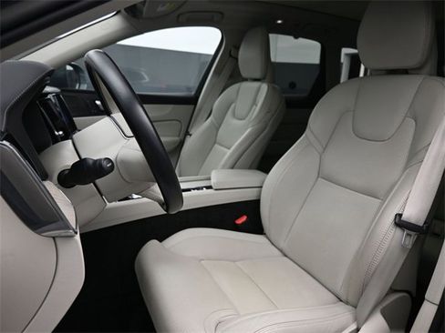 Used 2022 Volvo XC60 B6 Inscription w/ Advanced Package image 14