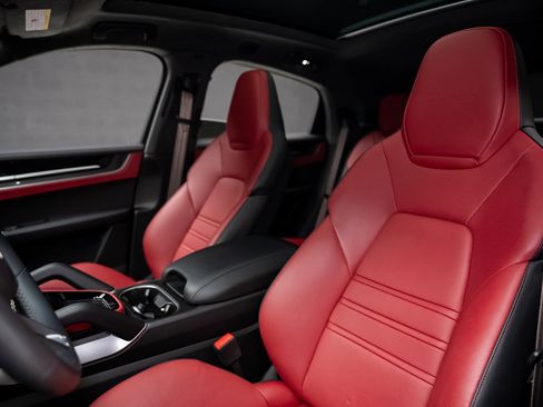 Used 2025 Porsche Cayenne Turbo image 63