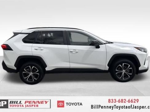 Used 2020 Toyota RAV4 LE image 6