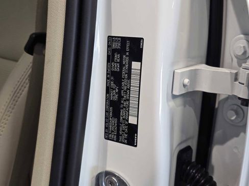 Used 2023 Volvo XC60 T8 Ultimate w/ Climate Package image 33