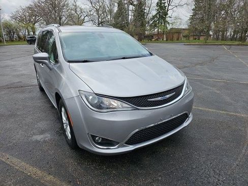 Used 2018 Chrysler Pacifica Touring-L w/ Premium Audio Group image 8