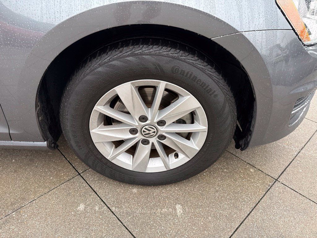 Used 2015 Volkswagen Golf S FWD image 21