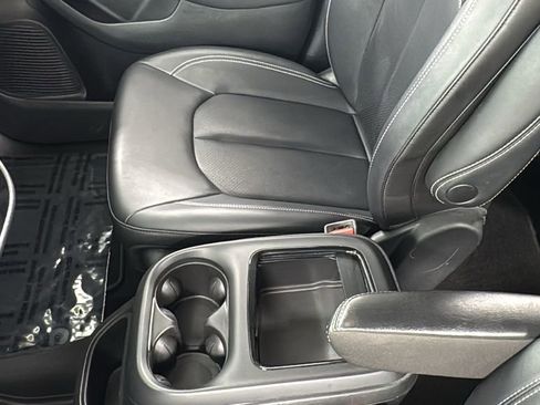 Used 2024 Chrysler Pacifica Select image 41