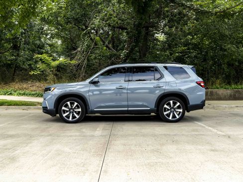 Certified 2025 Honda Pilot Touring image 6