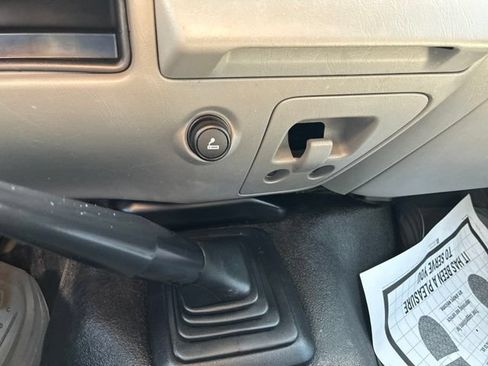 Used 2005 Ford F250 XL RWD image 23