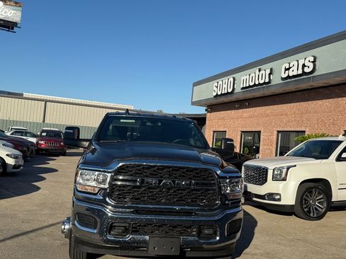 Used 2024 RAM 3500 Tradesman w/ Chrome Appearance Group image 9