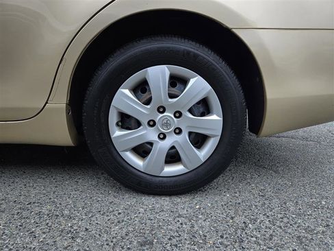 Used 2010 Toyota Camry LE image 15