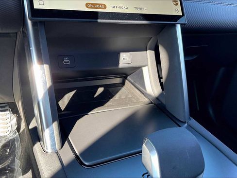 Used 2025 Land Rover Discovery Sport Dynamic SE image 36