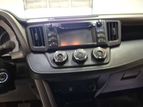 Used 2018 Toyota RAV4 LE FWD image 21