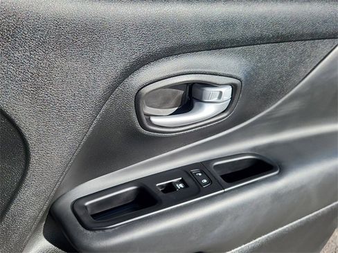 Used 2023 Jeep Renegade Latitude image 14