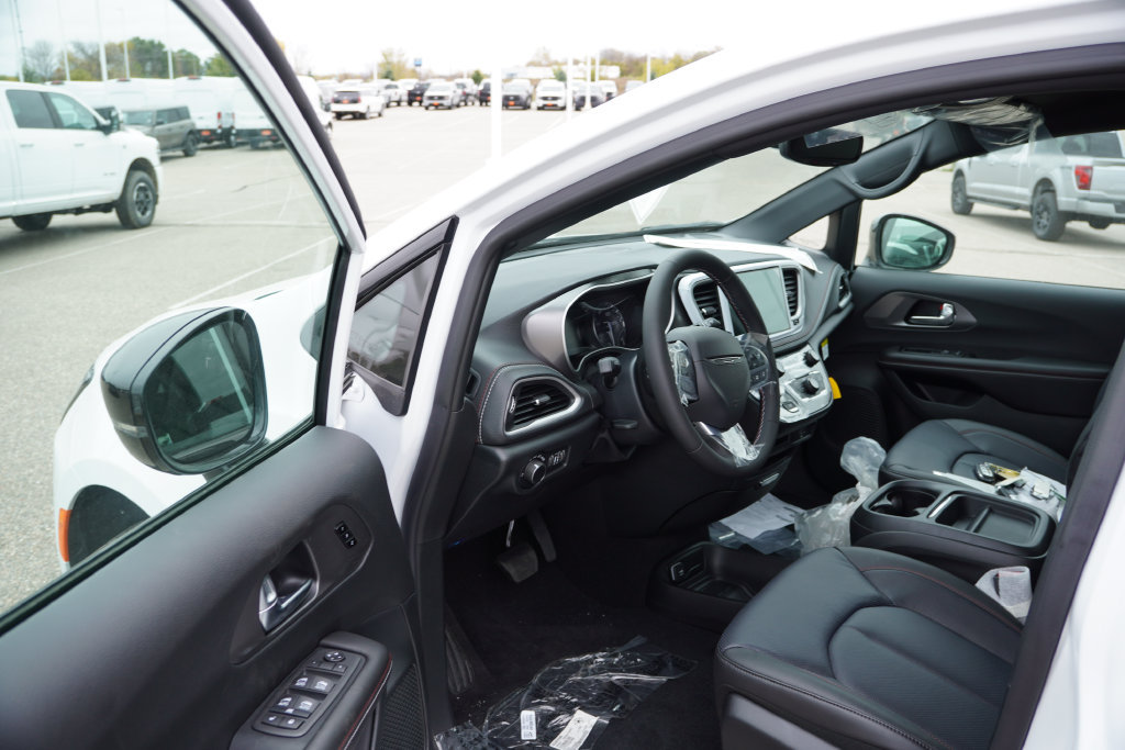 New 2027 Chrysler Pacifica Select AWD/4WD image 12