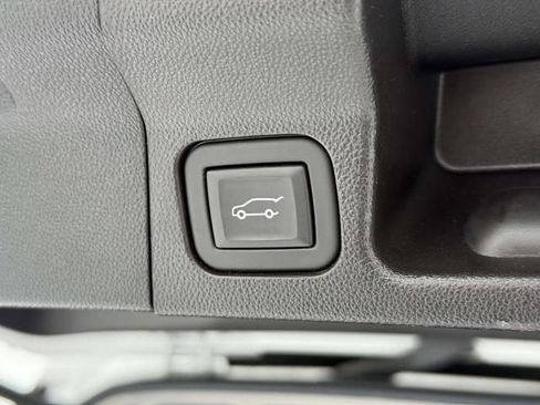 Used 2023 GMC Acadia SLT image 11