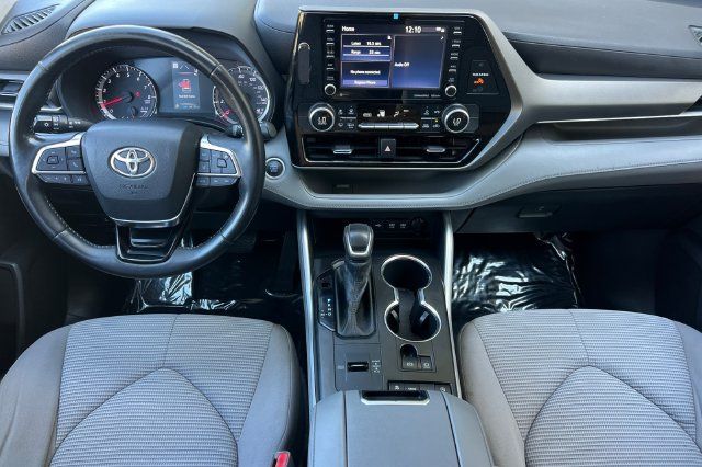 Used 2021 Toyota Highlander LE FWD image 15