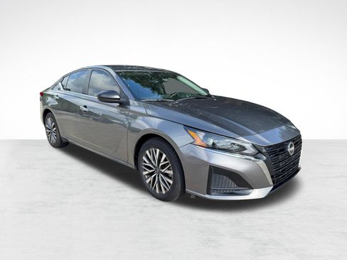 Used 2025 Nissan Altima 2.5 SV FWD image 7
