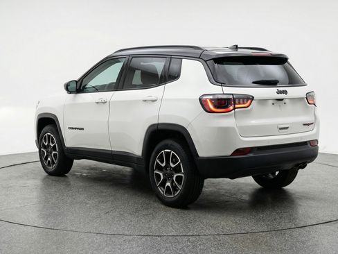 Used 2025 Jeep Compass Trailhawk image 6