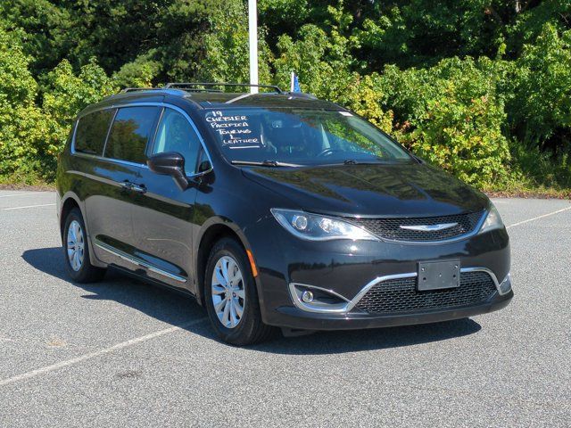 Used 2019 Chrysler Pacifica Touring-L FWD image 2