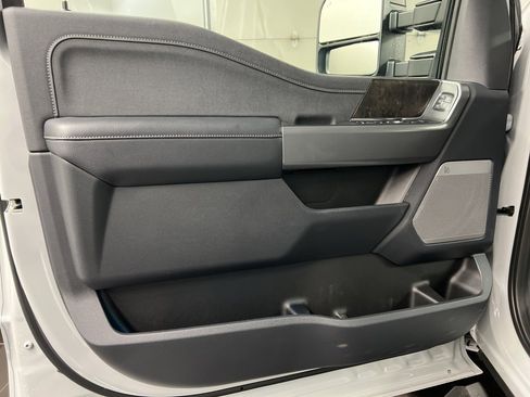 New 2026 Ford F250 Lariat w/ Black Appearance Package image 32