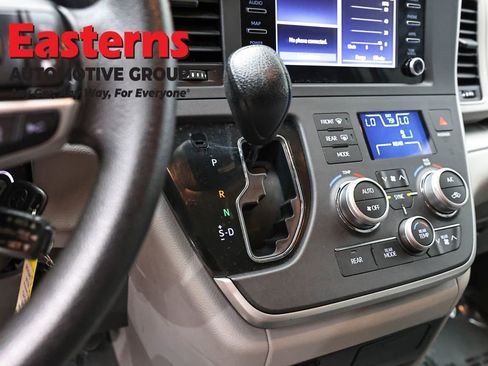 Used 2020 Toyota Sienna L FWD image 12
