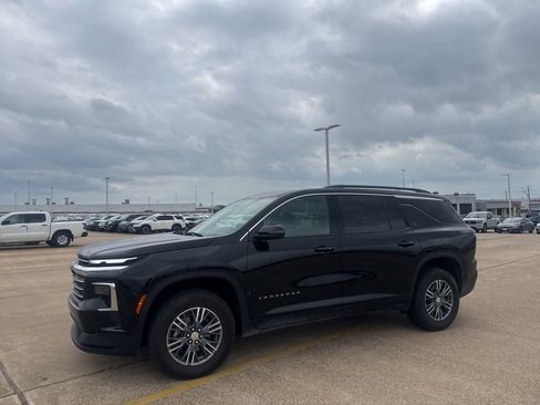 Used 2025 Chevrolet Traverse LT image 9