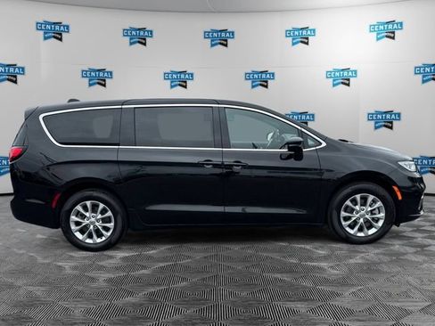 Used 2025 Chrysler Pacifica Select AWD/4WD image 7