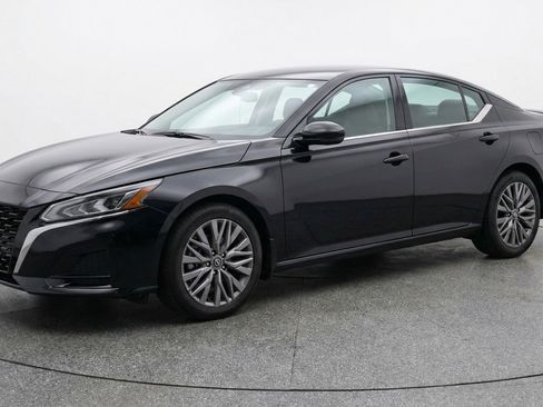 Used 2025 Nissan Altima 2.5 SV image 3