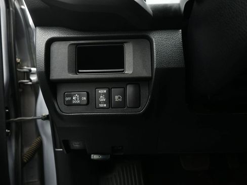 Used 2019 Toyota Tacoma TRD Off-Road w/ Technology Package AWD/4WD image 12