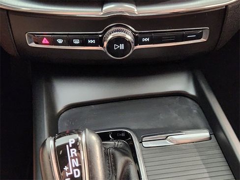 Used 2018 Volvo XC60 T6 Momentum w/ Convenience Package image 19