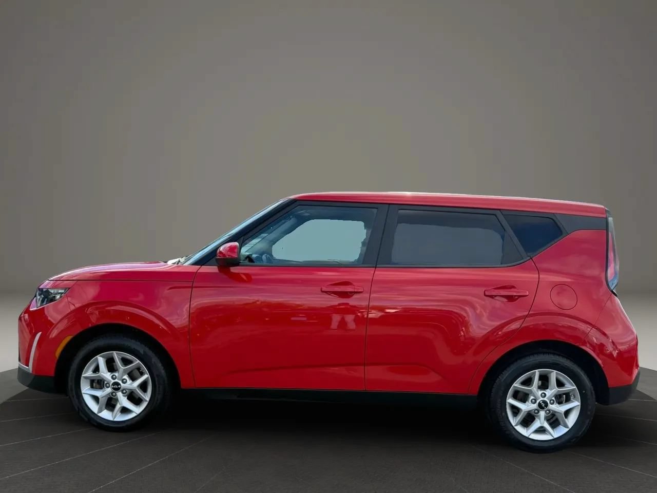 Used 2024 Kia Soul LX w/ LX Technology Package FWD image 3