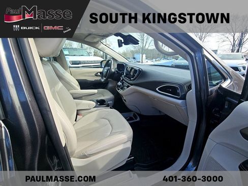 Used 2021 Chrysler Pacifica Touring-L w/ Uconnect Theater Family Group image 18