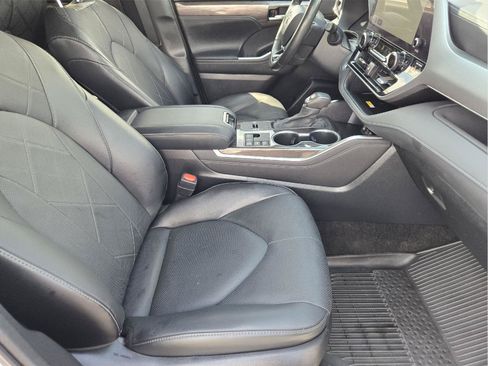 Used 2023 Toyota Highlander Platinum FWD image 14