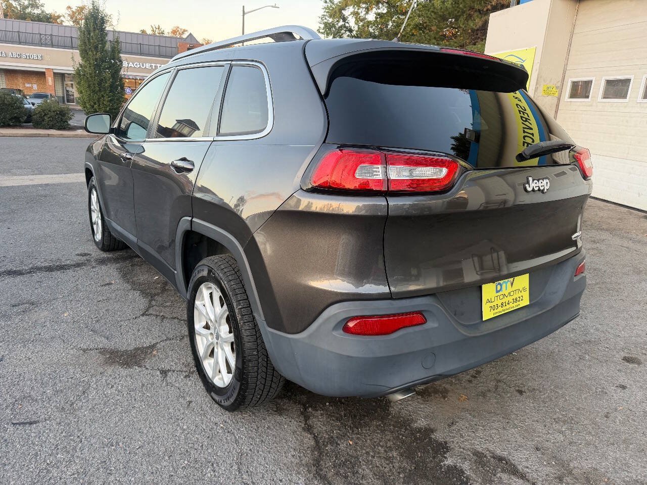 Used 2014 Jeep Cherokee Latitude w/ Cold Weather Group FWD image 4