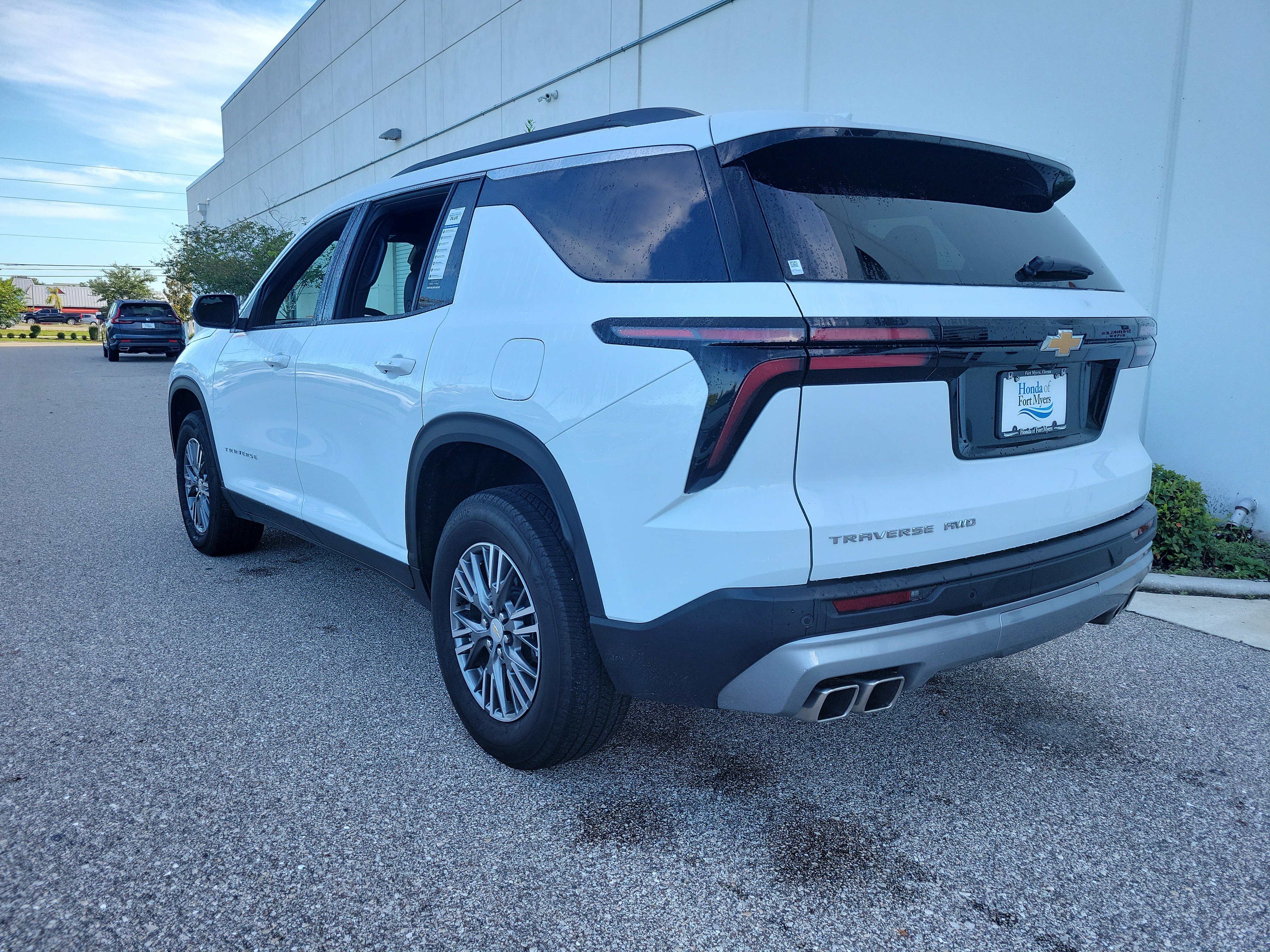 Used 2025 Chevrolet Traverse LT AWD/4WD image 4