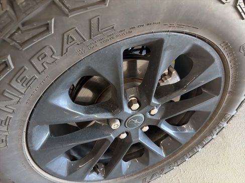 Used 2025 Jeep Gladiator Sport image 6