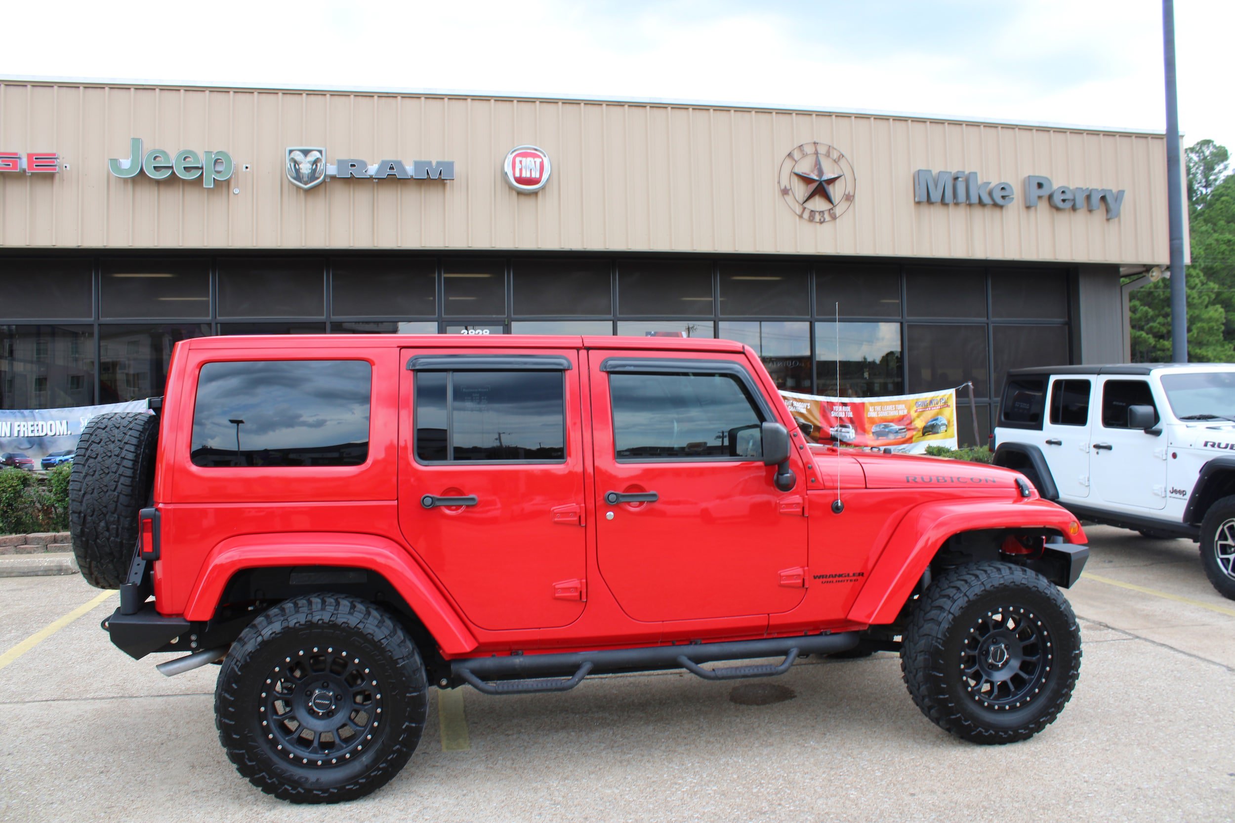 Used 2015 Jeep Wrangler Unlimited Rubicon w/ Connectivity Group AWD/4WD image 7