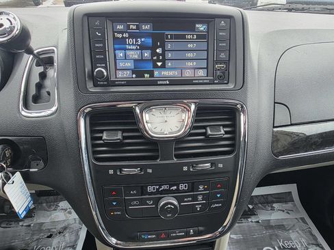 Used 2016 Chrysler Town & Country Touring image 16