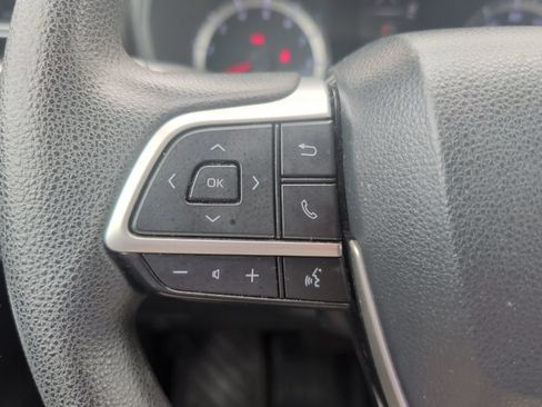 Used 2022 Toyota Highlander L FWD image 18