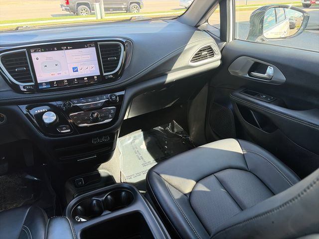 Used 2025 Chrysler Pacifica Select FWD image 34