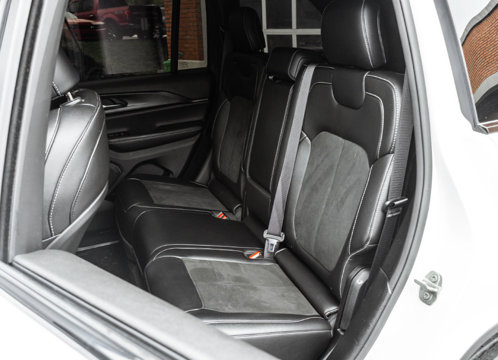 Used 2023 Jeep Grand Cherokee Altitude AWD/4WD image 23