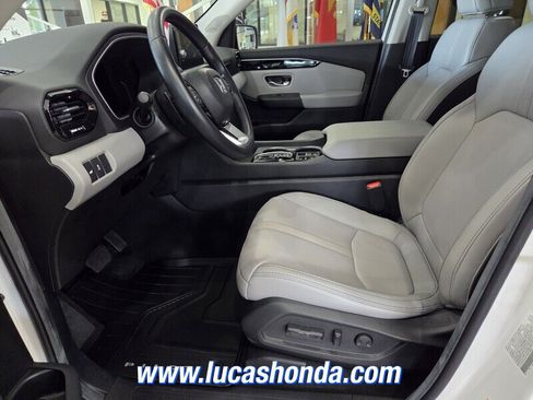 Used 2025 Honda Pilot Touring image 7