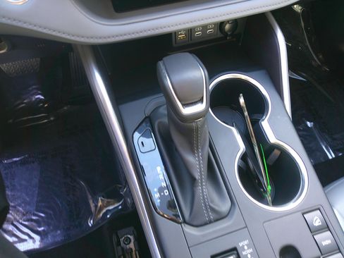 Used 2024 Toyota Highlander XLE image 27