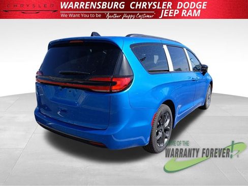 New 2026 Chrysler Pacifica Select image 3