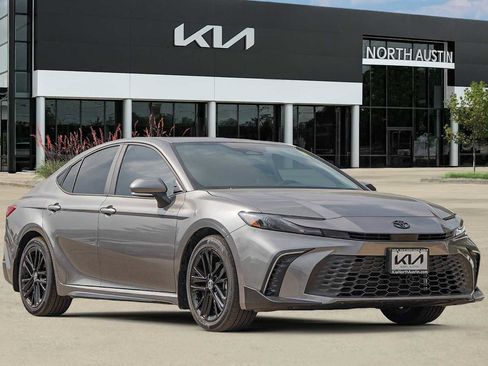 Used 2025 Toyota Camry SE image 8