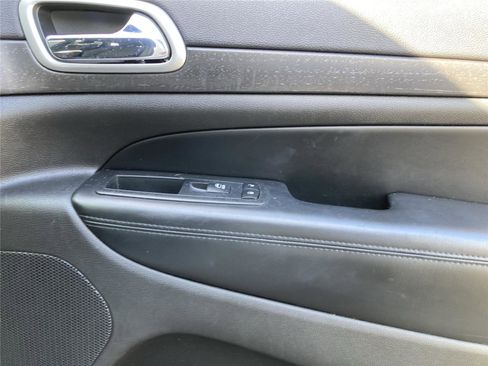 Used 2018 Jeep Grand Cherokee Laredo image 32