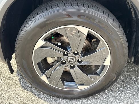 Used 2024 Nissan Rogue SV image 11